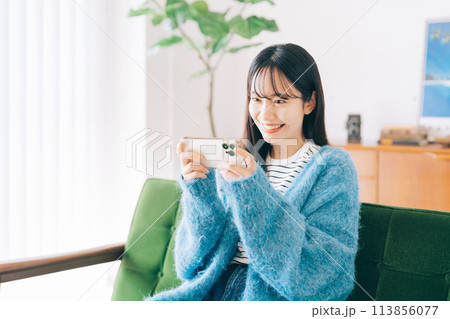 スマホで動画を観る女性 113856077
