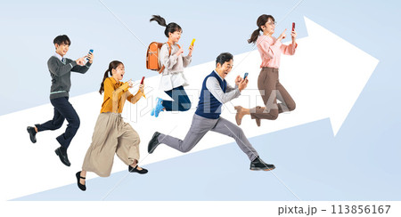 スマホを見ながらジャンプする家族 スマホを見ながらジャンプする家族 113856167