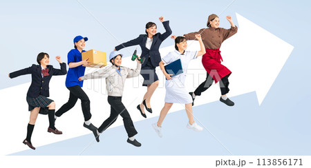 ジャンプする様々な職業に扮した同一人物女性の合成イメージ ジャンプする様々な職業に扮した同一人物女性の合成イメージ 113856171