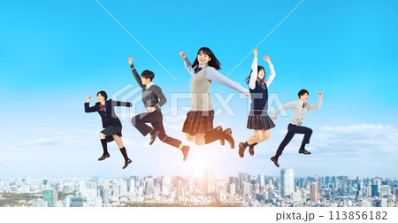 都市を背景にジャンプする学生のグループ 113856182