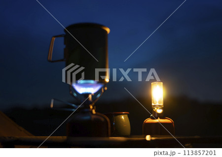 キャンプの夜　ガスバーナーとガスランタン 113857201