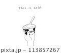 手に持っているアイスクリームにスプーンが刺さっているイラスト 113857267