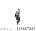 メガネをかけてタンクトップの女性がドリンクを持って踊っているイラスト 113857285