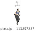 フェスでメガネをかけてタンクトップの女性がドリンクを持って踊っているイラスト 113857287