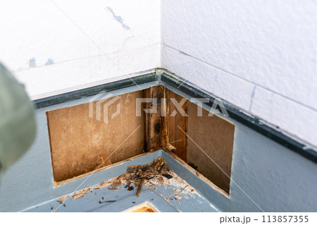 傷んだベランダの修理 113857355