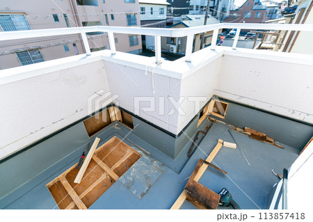 傷んだベランダの修理 113857418