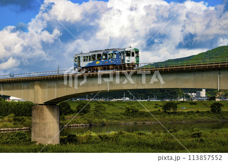橋梁を渡るキハ普通列車 113857552