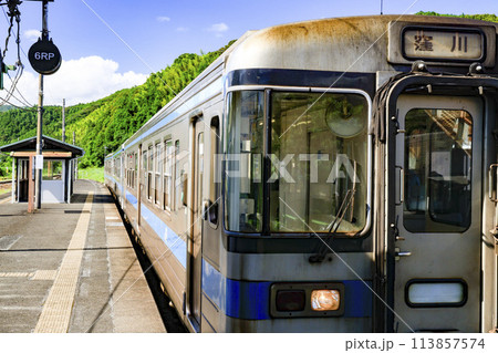 青空の下を走る土讃線普通列車 青空の下を走る土讃線普通列車 113857574