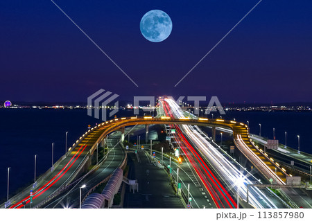 海ほたるの夜景とブルームーンイメージ_合成03 113857980