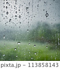 水滴がついている雨の日の窓 113858143