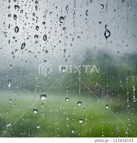 水滴がついている雨の日の窓のイラスト素材 [113858143] - PIXTA