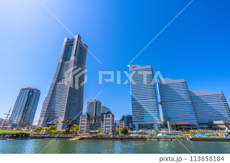 日本の横浜都市景観 みなとみらいの横浜ランドマークタワーやクイーンズスクエアなどを望む 113858184