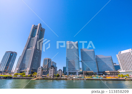 日本の横浜都市景観 みなとみらいの横浜ランドマークタワーやクイーンズスクエアなどを望む 113858209