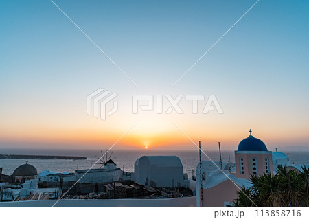 サントリーニ島の夕日 113858716