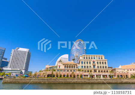 日本の横浜都市景観　横浜の街。横浜みなとみらいのアニヴェルセルみなとみらい横浜などを望む 113858731