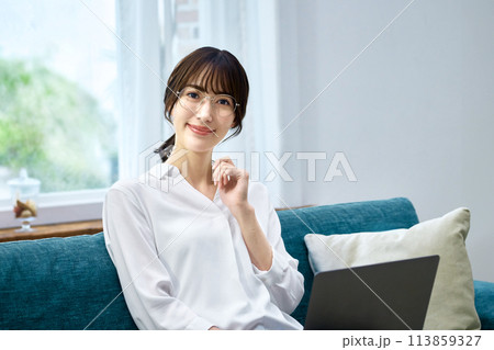 リビングでパソコンを操作する女性 リビングでパソコンを操作する女性 113859327