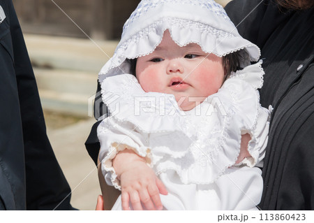 【両親とお宮参りの赤ちゃん】 113860423
