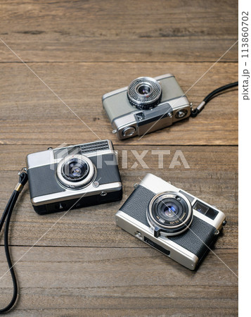 3台のコンパクトフィルムカメラ 113860702