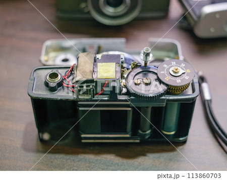 分解されたフィルムカメラ 113860703