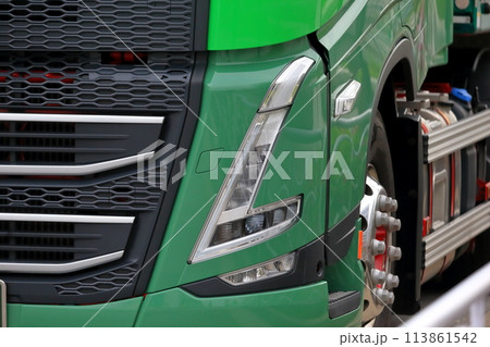 トラックのヘッドライト　イメージ 113861542