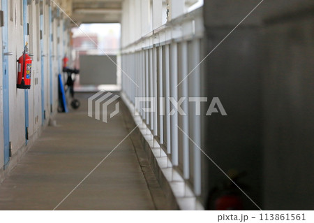 公団住宅の開放廊下　イメージ 113861561