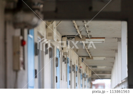 公団住宅の開放廊下　イメージ 113861563