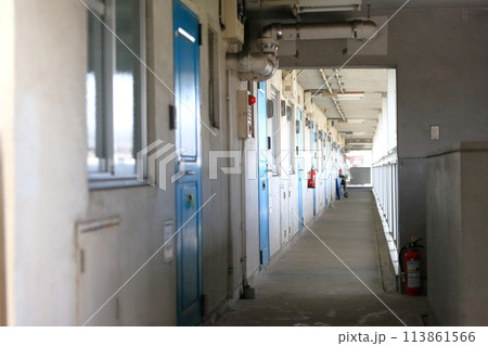 公団住宅の開放廊下　イメージ 113861566
