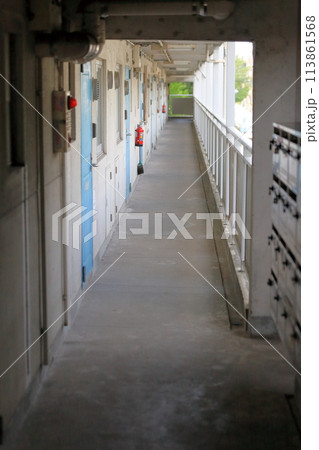 公団住宅の開放廊下　イメージ 113861568