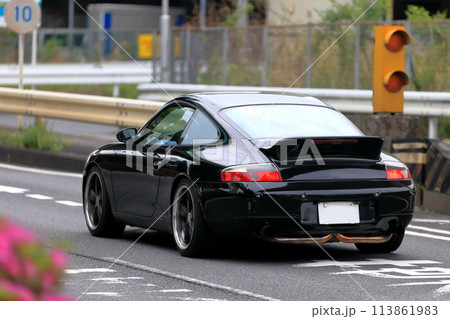 街中を走るスポーツカー　イメージ 113861983