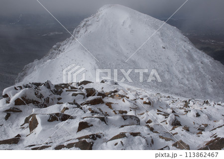長野県茅野市の厳冬期の東天狗岳の山頂から観える西天狗と石と雪景色 長野県茅野市の厳冬期の東天狗岳の山頂から観える西天狗と石と雪景色 113862467