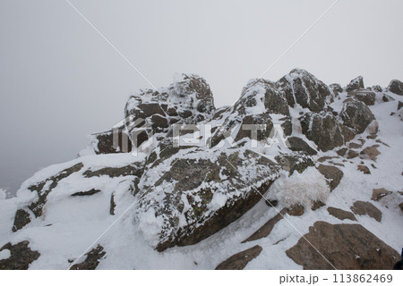 長野県茅野市の厳冬期の東天狗岳の渋ノ湯ルート（東天狗～中山峠）の石と雪景色 113862469