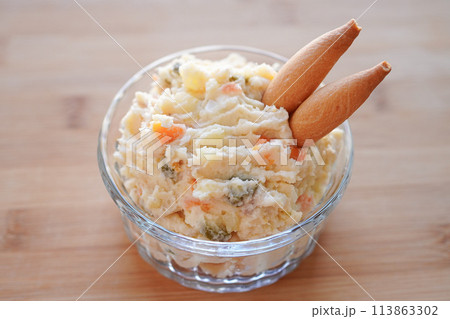 シーチキンと卵、野菜たっぷりで作るポテトサラダ 113863302