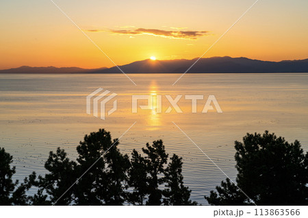 日没間近の琵琶湖の景色 113863566