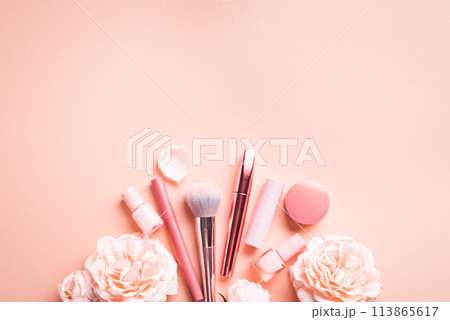 Make up products and rose flowers 113865617