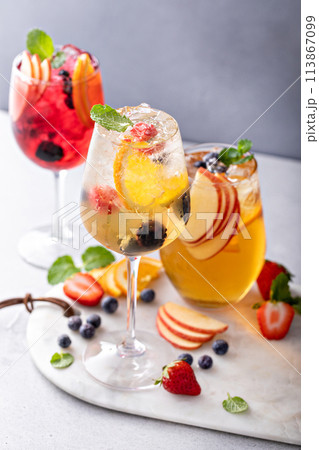 White wine sangria with fruits and berries 113867099