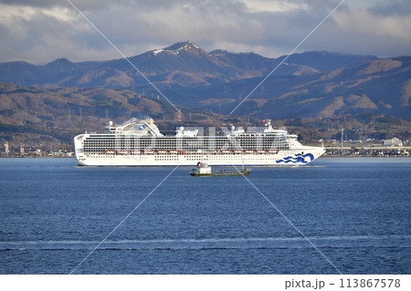 春の北海道函館市函館湾を航行するクルーズ船ダイヤモンドプリンセス号の風景を撮影 113867578