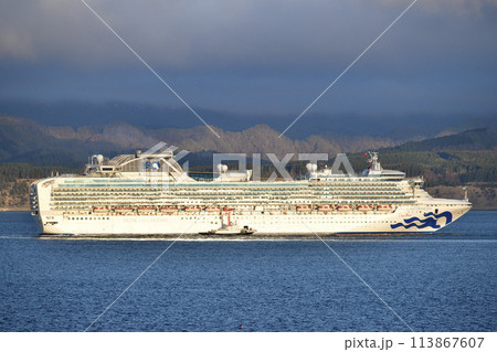 春の北海道函館市函館湾を航行するクルーズ船ダイヤモンドプリンセス号の風景を撮影 113867607