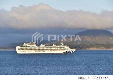 春の北海道函館市函館湾を航行するクルーズ船ダイヤモンドプリンセス号の風景を撮影 113867621