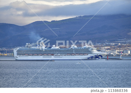 春の北海道函館市函館港に寄港するダイヤモンドプリンセス号の風景を撮影 春の北海道函館市函館港に寄港するダイヤモンドプリンセス号の風景を撮影 113868336