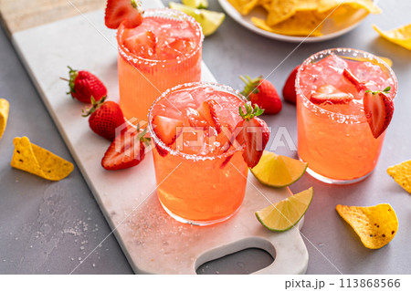 Strawberry margarita cocktail with lime and crushed ice Strawberry margarita cocktail with lime and crushed ice 113868566