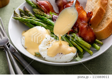 Healthy breakfast with poached eggs, bacon and asparagus 113869011
