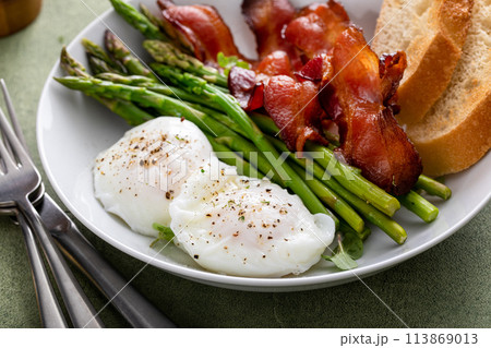 Healthy breakfast with poached eggs, bacon and asparagus 113869013