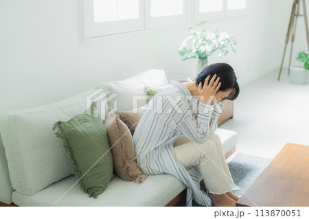 体調不良のミドル女性 体調不良のミドル女性 113870051