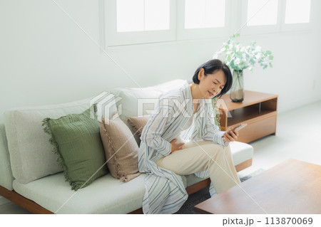 体調不良のミドル女性 113870069