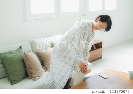 体調不良のミドル女性 113870072