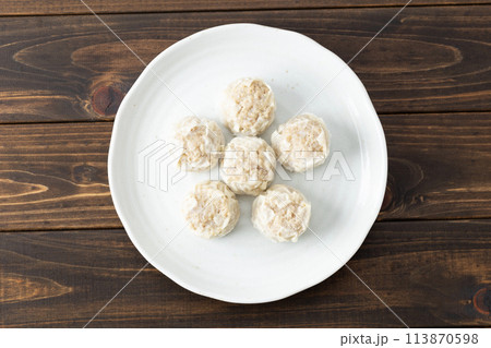 冷凍シュウマイ　木目背景 113870598