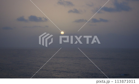 黄砂襲来　陰る夕日 113871011