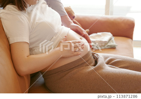 妊娠中の女性とそれを優しく見守る男性 113871286