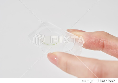 コンタクトレンズを持つ女性の指 113871537