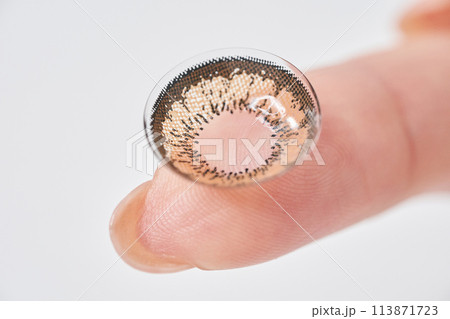 カラーコンタクトレンズを持つ女性の指 カラーコンタクトレンズを持つ女性の指 113871723